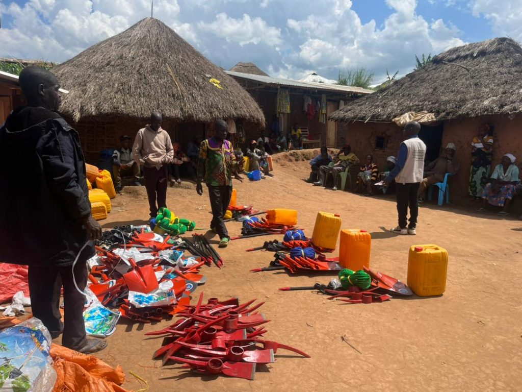 Distribution des kits de creusages latrine dans la zone de santé de MANGALA (Territoire de Djugu)